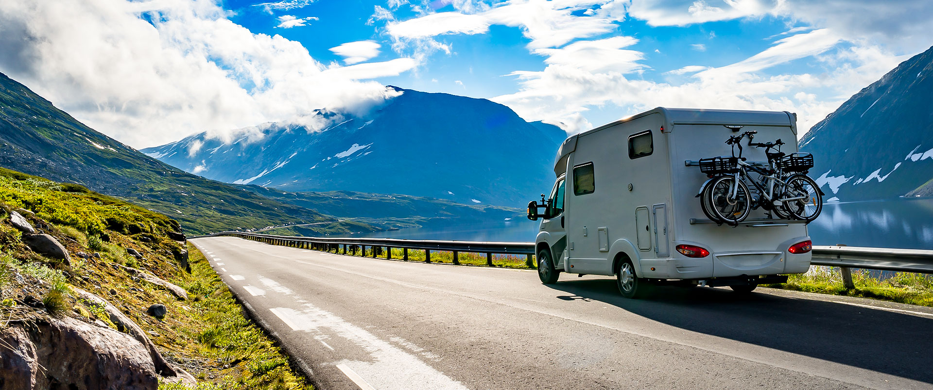 Wohnmobil mit Fahrradträger auf Bergstraße am Fjord in Norwegen – Wohnmobil kaufen bei Caravan.de